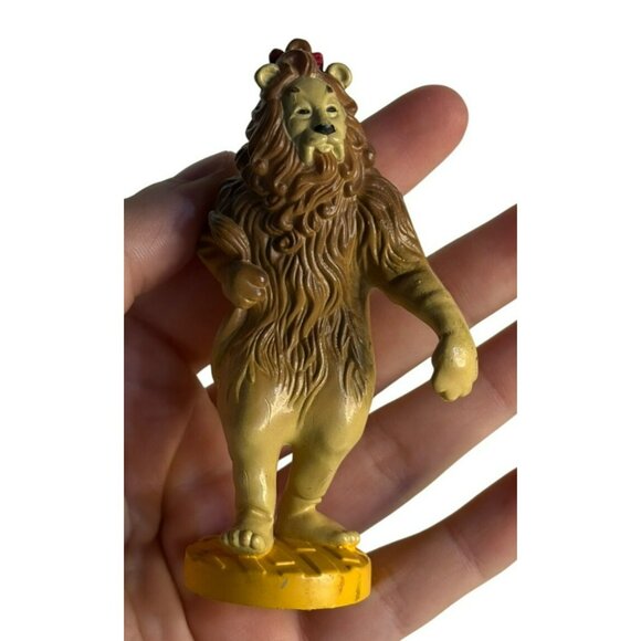 VTG 1987 Cowardly Lion PVC Figure Yellow Brick Road Base Collectible 3.5" Macau - Picture 2 of 5